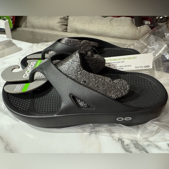 OOFOS Black Recovery Footwear - Picture 2 of 6